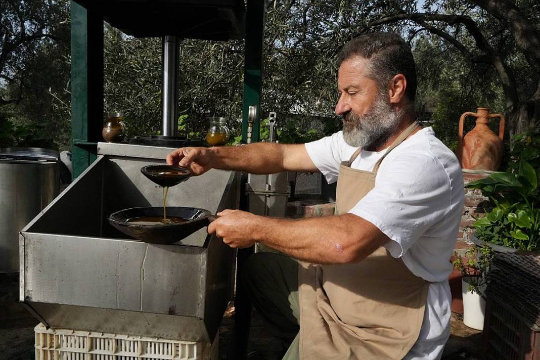 Taş devri yöntemiyle en kral zeytinyağını çıkarıyor! 4